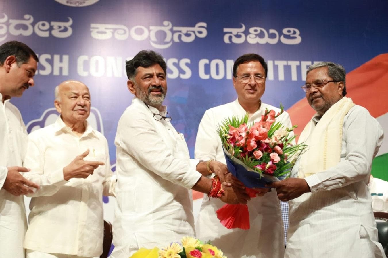 Siddaramaiah sworn in K’taka CM, DKS dy CM; several Oppn leaders attendSiddaramaiah sworn in K’taka CM, DKS dy CM; several Oppn leaders attend