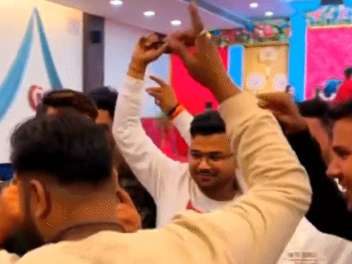 शादी कर रहे है भारतीय तेज गेंदबाज मुकेश कुमार: टी-20 सीरीज से लिया ब्रेक, दीपक चाहर की साल भर बाद टीम में वापसीशादी कर रहे है भारतीय तेज गेंदबाज मुकेश कुमार: टी-20 सीरीज से लिया ब्रेक, दीपक चाहर की साल भर बाद टीम में वापसी