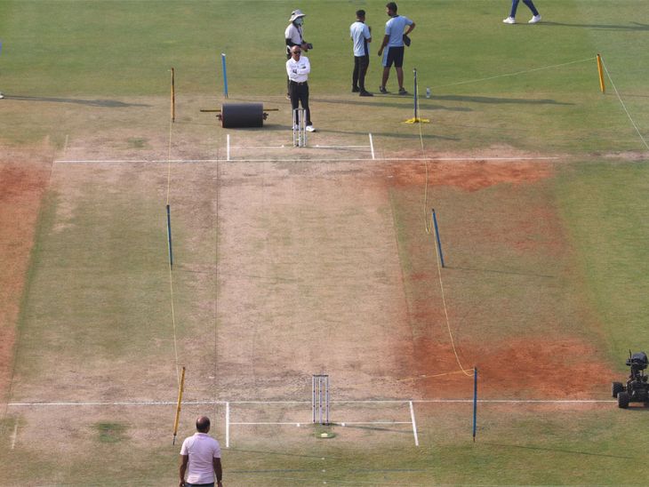 होलकर स्टेडियम की पिच तीसरा टेस्ट शुरू होने से पहले कुछ इस तरह नजर आ रही थी।