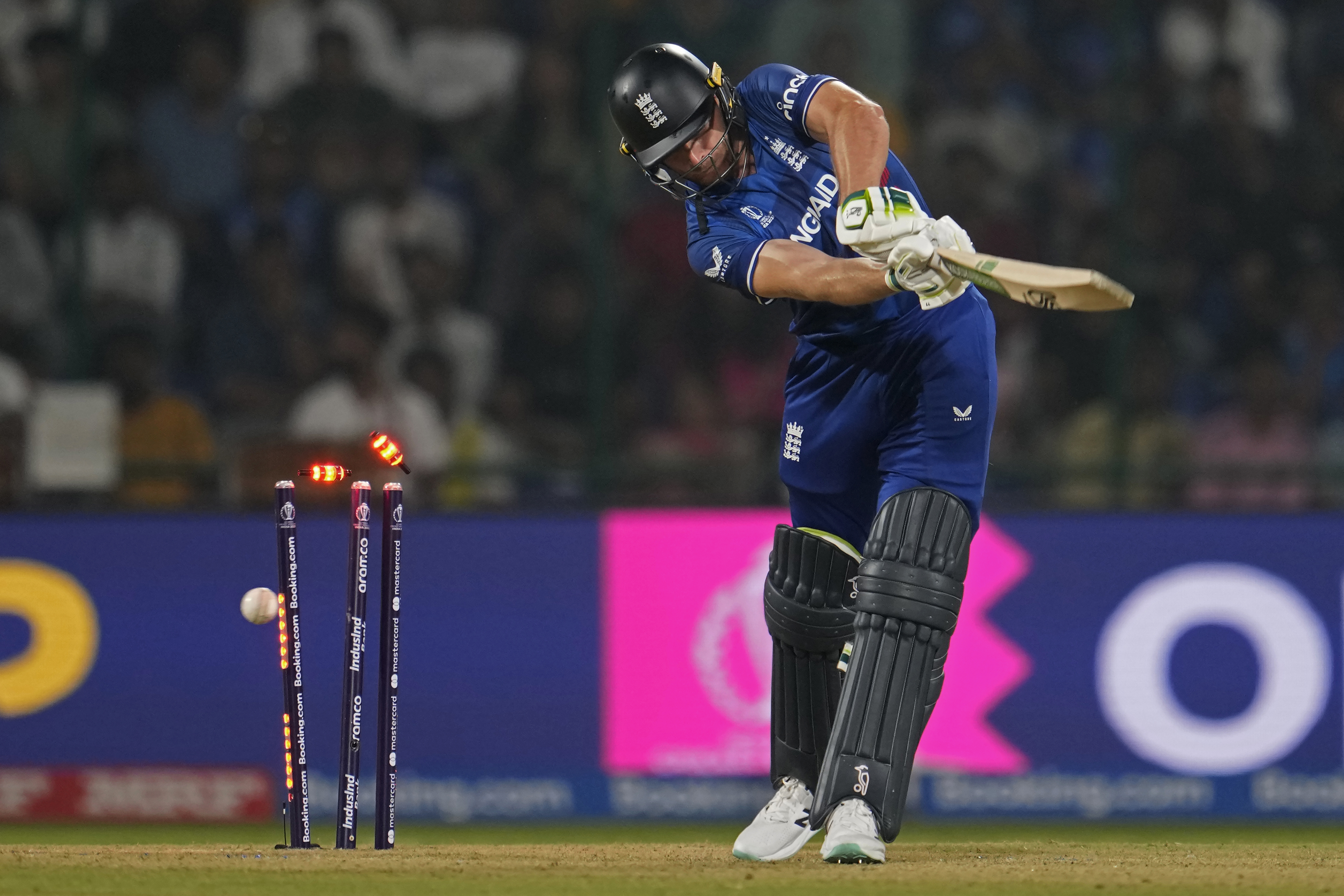 इंग्लैंड के कप्तान जोस बटलर महज 9 रन बनाकर आउट हो गए। उन्हें नवीन-उल-हक ने बोल्ड किया।