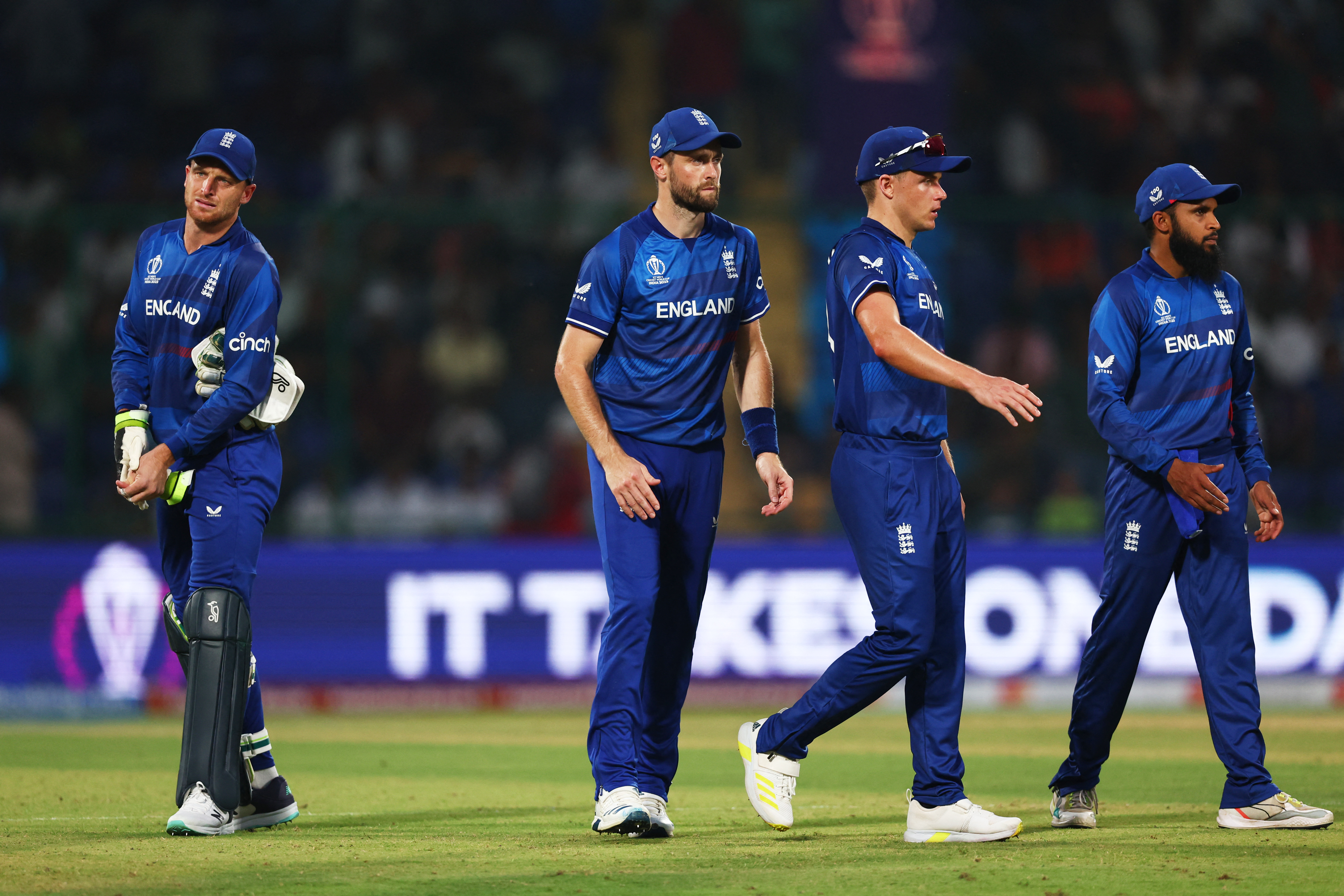 इंग्लैंड के सैम करन और क्रिस वोक्स ने 8 ही ओवर बॉलिंग की। उनके खिलाफ 10.87 रन प्रति ओवर के हिसाब से 87 रन बने। दोनों एक भी विकेट नहीं ले सके।