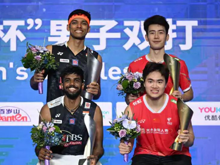 फाइनल मैच के बाद बाएं भारतीय जोड़ी और दाएं चीनी जोड़ी।